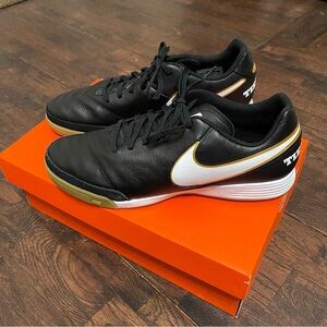 Nike Tempox Genio Men’s Leather Sneaker New In Box Black And White